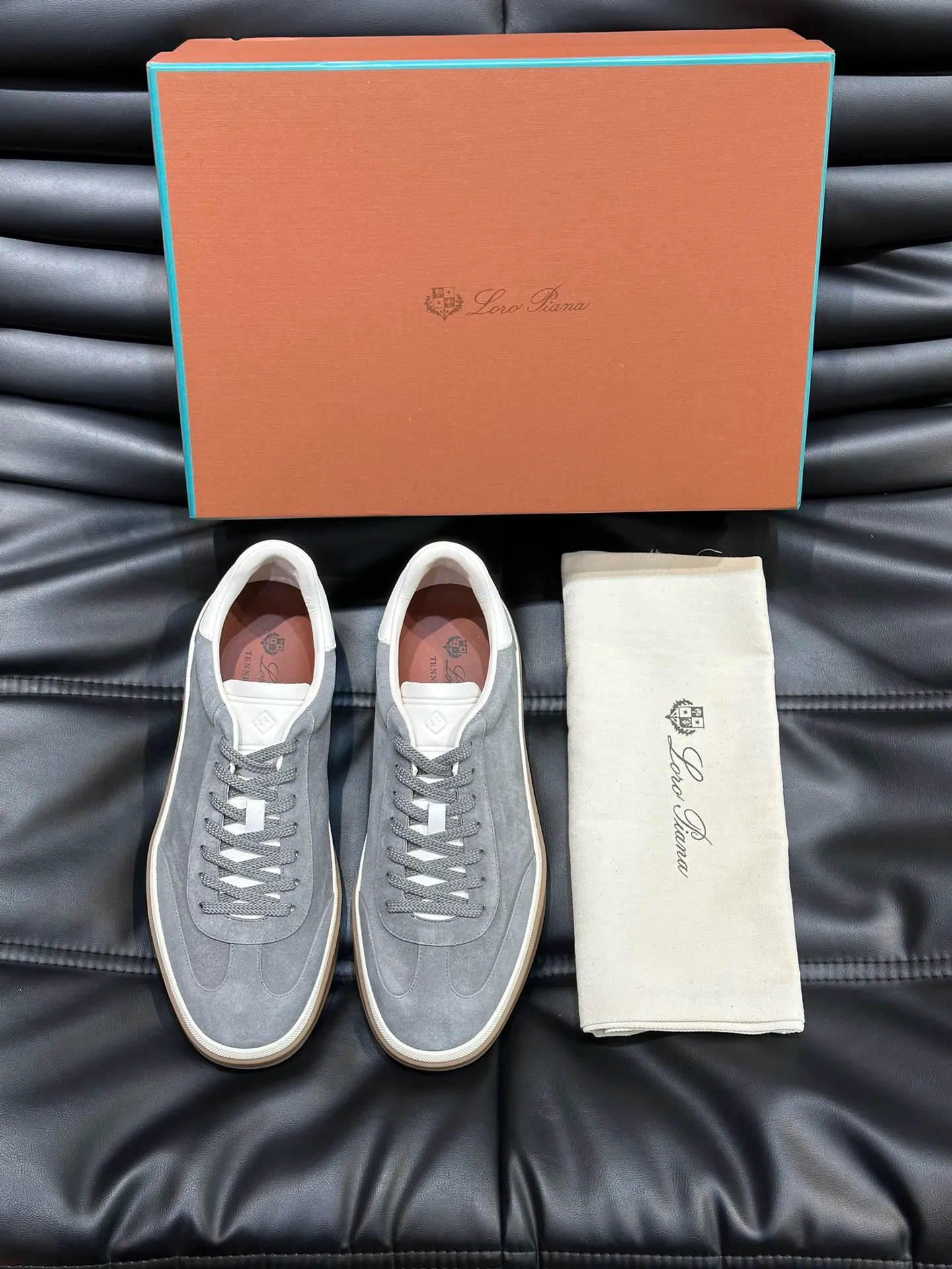 p420 Men's Shoes New 🆕Lp Old Money Style Men's Low-top Casual Tennis Shoes Loro Piana's high-end series has launched sports shoe styles made of soft cowhide. The breathable properties and flexible texture of natural materials make the sneakers both functional and comfortable. The high-quality metal-free tanning and tumble process highlights the natural texture of the leather, while the camel-colored sole and white rubber trim create a double-layer sole effect, making it an everyday shoe that can easily create a lazy and casual style! Size: 39-44 (45, 46 customized